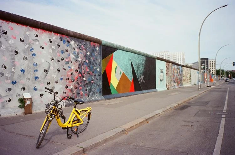 East Side Gallery in Berlin mit Fahrrad erkunden