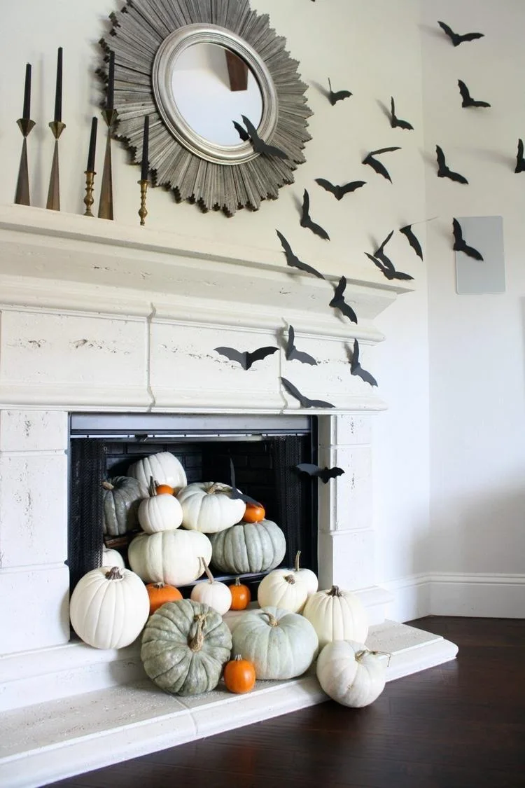 Einfache Halloween Deko für Kaminsims fliegende Fledermäuse