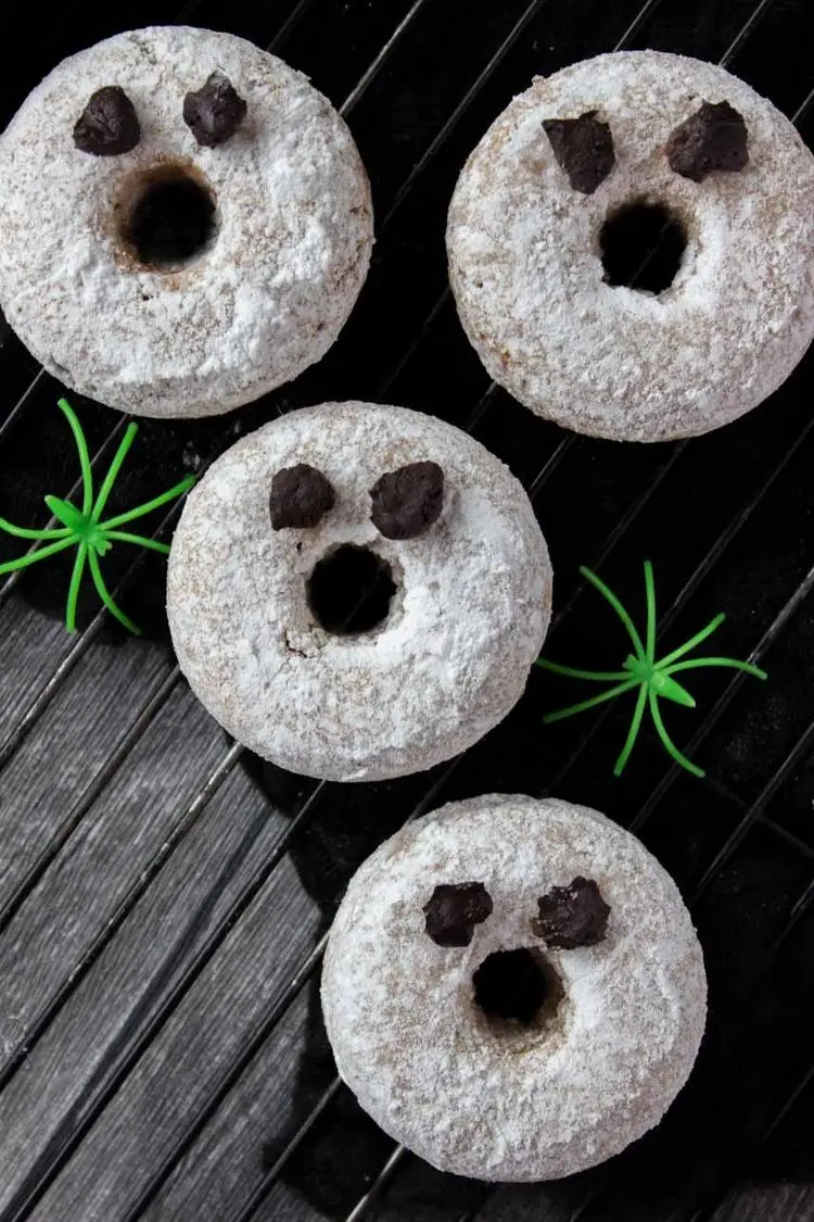Einfache Halloween Geister Donuts mit Oreo Krümeln