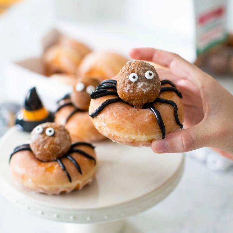Einfache Ideen für Halloween Donuts mit Spinnen