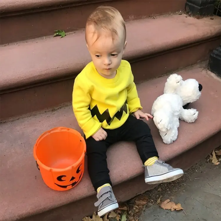 Einfache Last-Minute-Idee für Jungs - Charlie Brown mit gelbem Pullover und Zickzack aus Klebeband