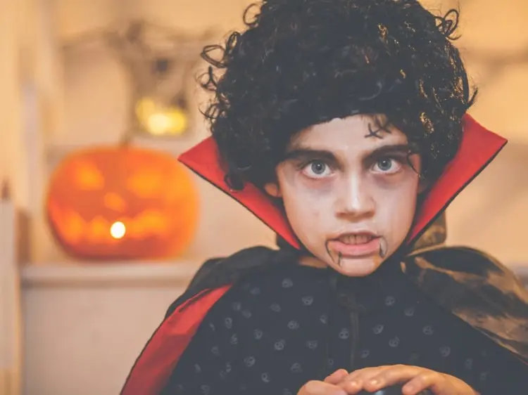 Einfaches Vampir Make-up für Kinder für Jungen mit Perücke