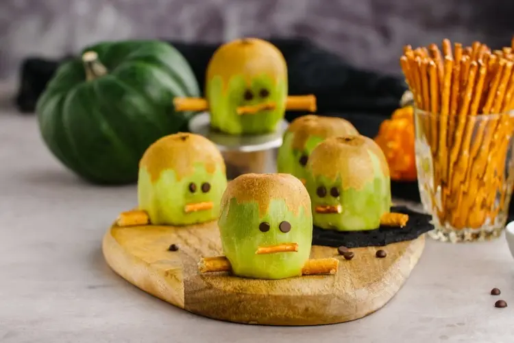 Frankenstein aus Kiwis geschnitztes Obst zu Halloween servieren
