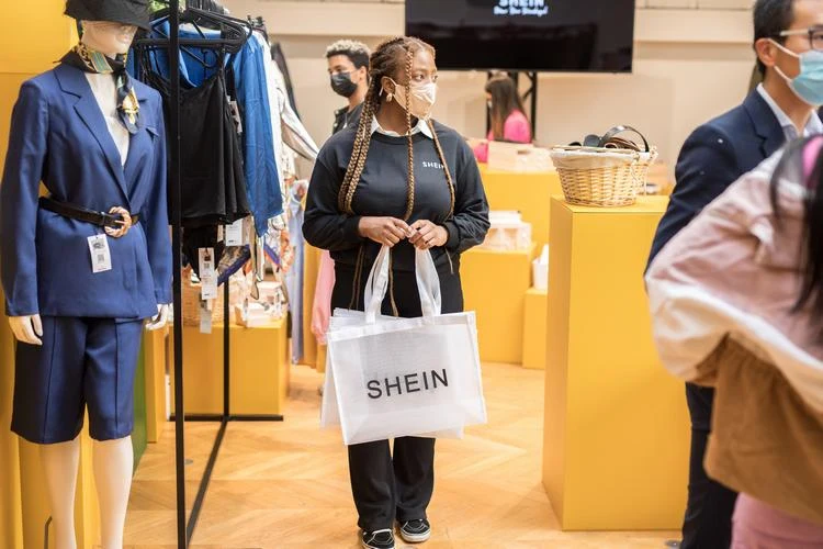 Frau shoppt im SHEIN Pop-up-Store während Pariser Modewoche