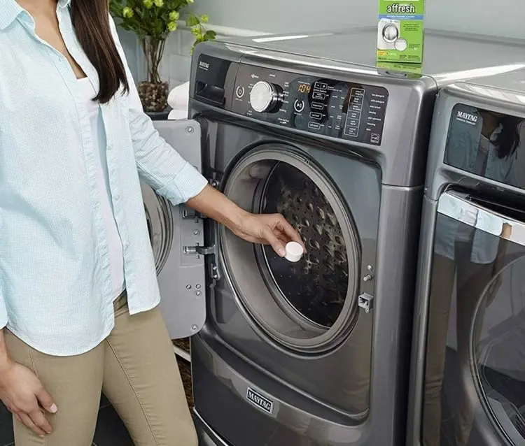 Für die Grundreinigung der Waschmaschine Gebißreiniger verwenden