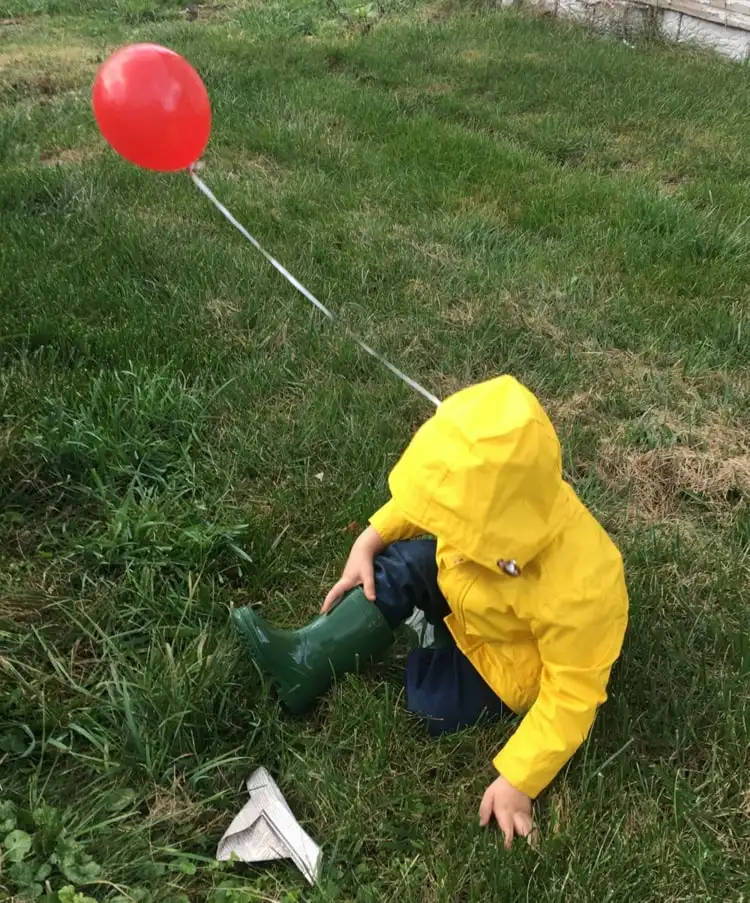 Georgie als Halloween Kostüm für Kleinkind Junge mit gelber Regenjacke und rotem Ballon