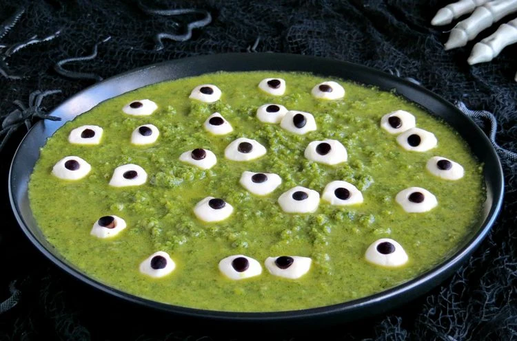 Giftgrüne Halloween Suppe mit schwimmenden Augen