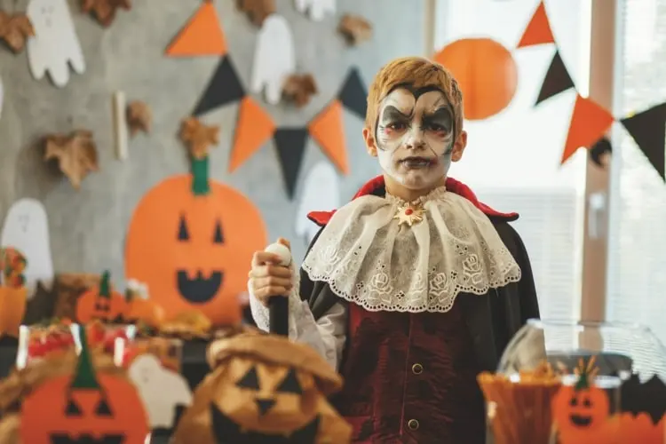 Grimmigen Dracula schminken für Kinder mit Gesichtszügen