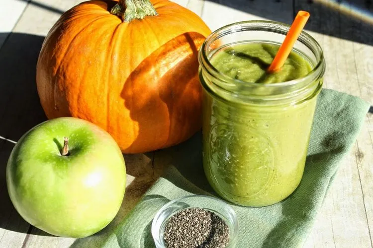 Grüner Smoothie gesund mit Kürbis Apfel und Chia