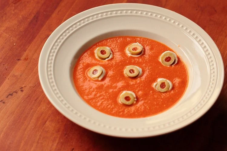 Gruselige Augensuppe mit Tomaten