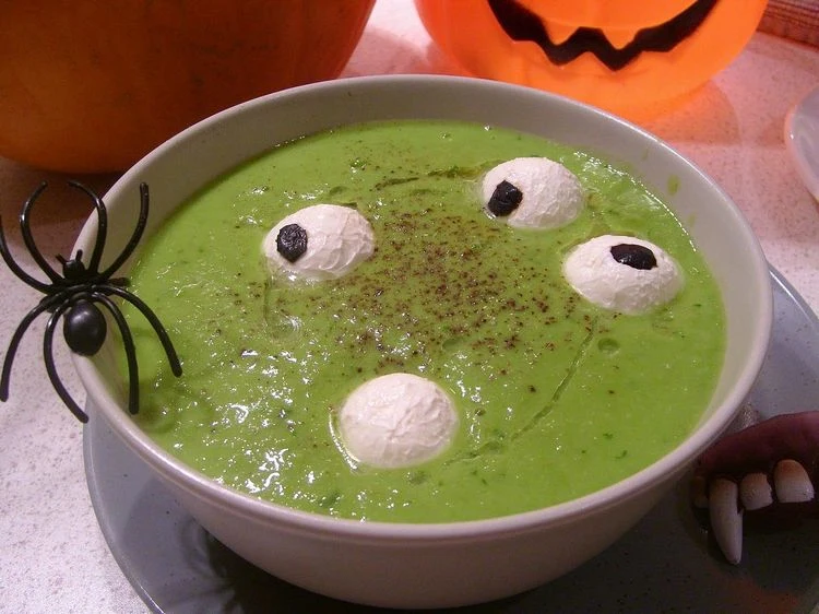 Gruselige Halloween Suppe mit Augen selber machen