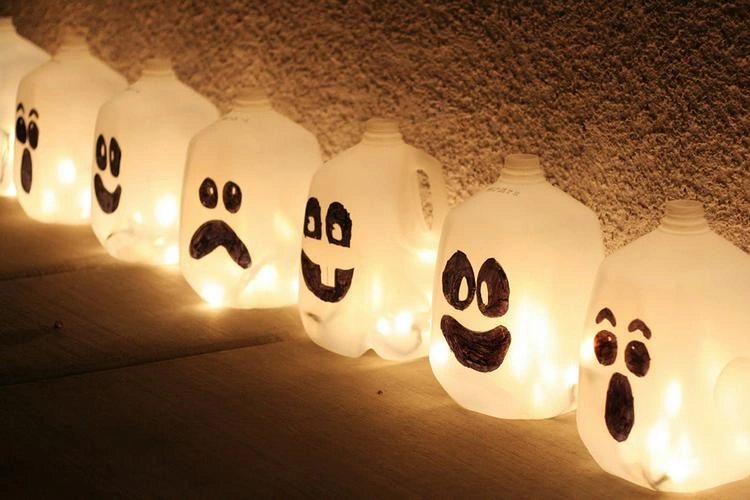 Günstige DIY Halloween Deko für draußen Geister aus Flaschen mit Beleuchtung