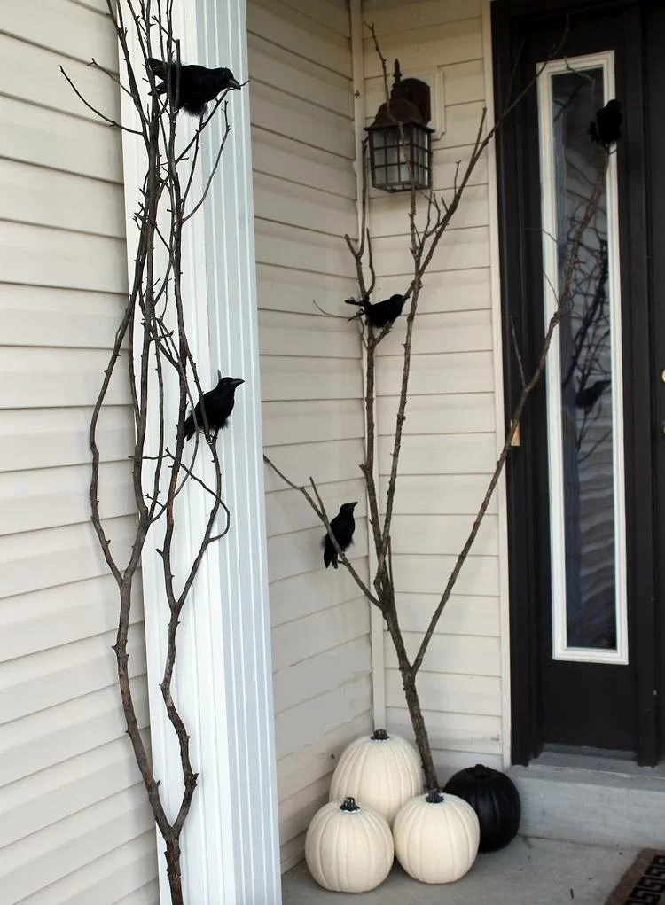 Günstige Deko zum Halloween 2021 mit Zweigen Kürbissen und Krähen vor der Haustür