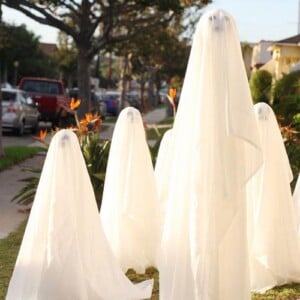 Günstige Halloween Geister Deko selber machen für den Garten