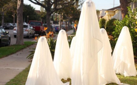 Günstige Halloween Geister Deko selber machen für den Garten