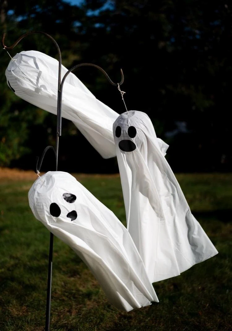 Hängende Geister Deko für den Garten zu Halloween
