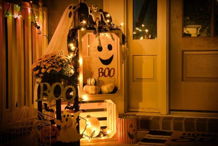 Halloween 2021 Deko vor der Haustür mit beleuchteten Holzkisten