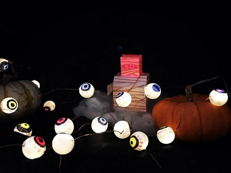 Halloween Beleuchtung Ideen zum Selbermachen Tischtennisball Girlande mit Augen DIY