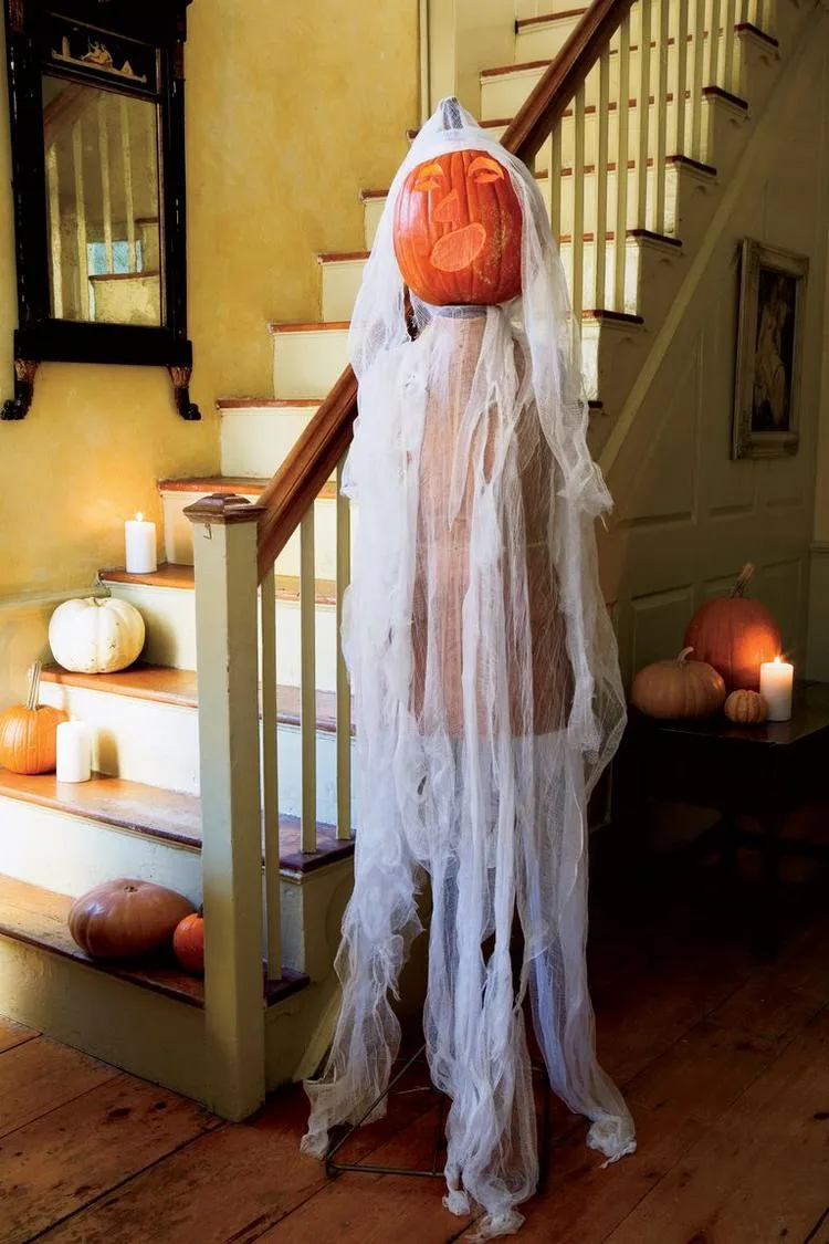 Halloween Deko 2021 für Eingangsbereich innen lebensgroße Geisterscheinung mit Kürbis Kopf