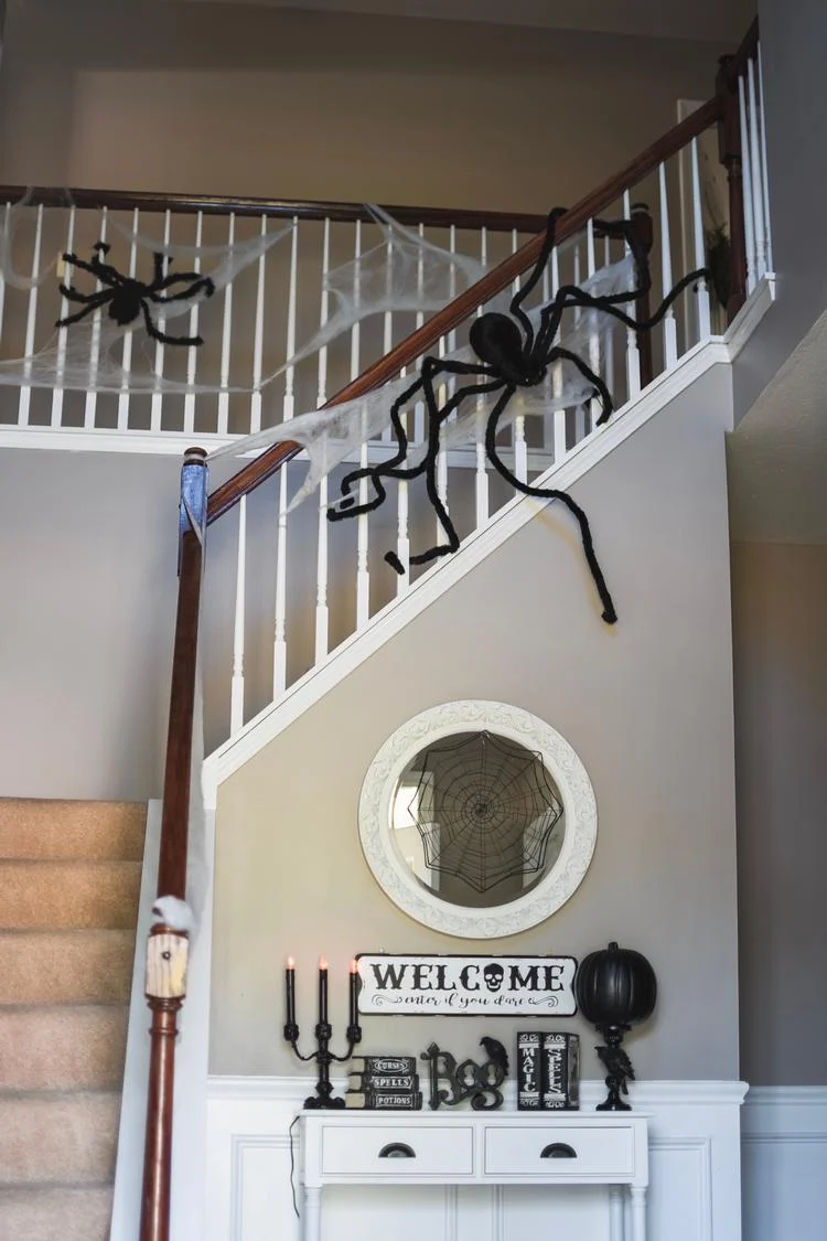Halloween Deko 2021 fürs Treppenhaus mit Spinnen