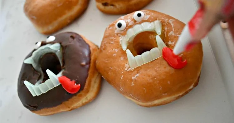Halloween Donuts wie Vampire verzieren so geht es