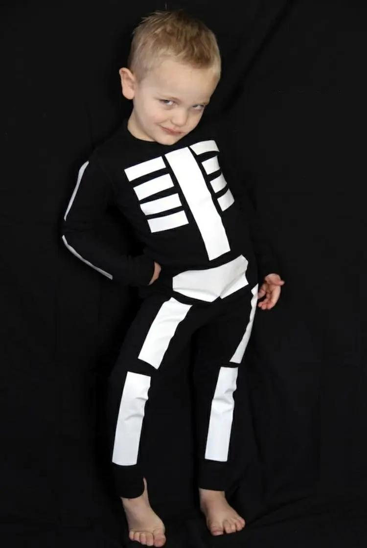 Halloween Kostüm für Kleinkind Junge - Skelett aus Klebeband auf schwarzer Kleidung
