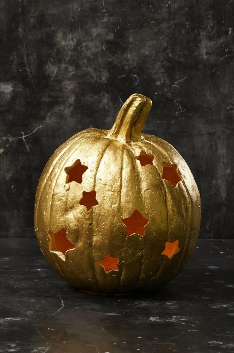 Halloween Kürbis gold bemalen mit Stern Motiv