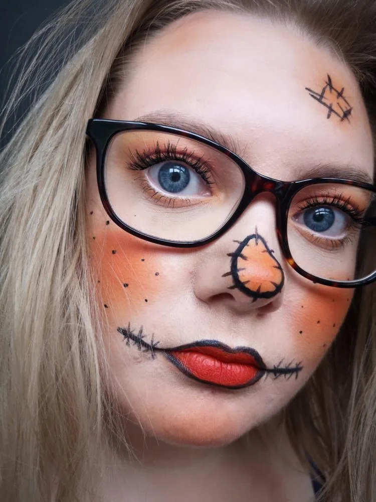 Halloween Make-up Idee für Brillenträger Vogelscheuche
