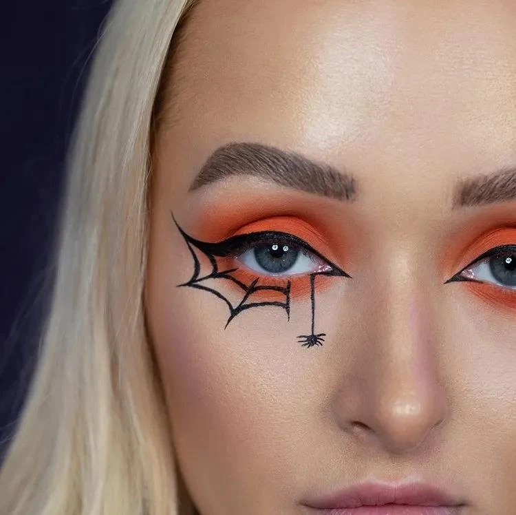 Halloween Make-up dezent Spinne und Spinnennetz schminken