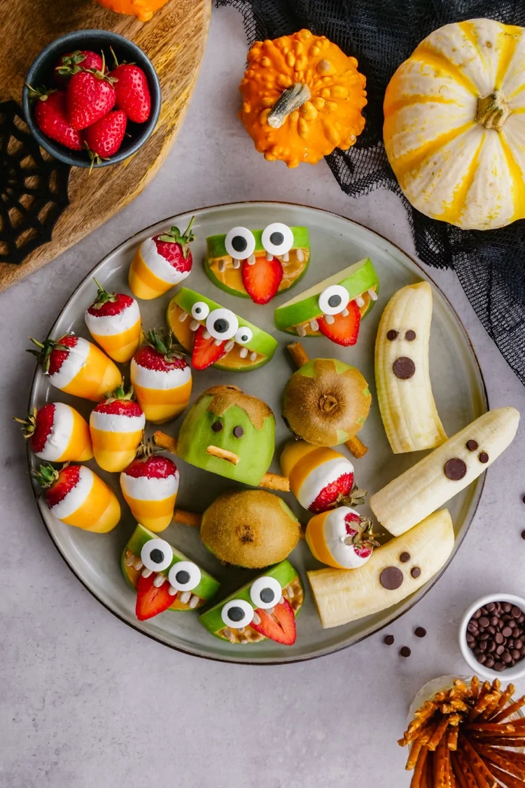 Halloween Obst Ideen mit Bananen und Kiwis und Erdbeeren