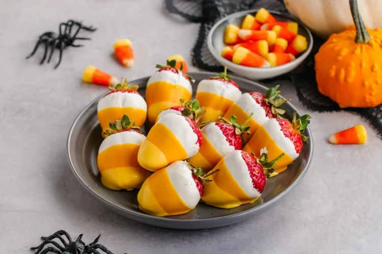 Halloween Snacks mit Obst Erdbeeren mit Zuckerguss