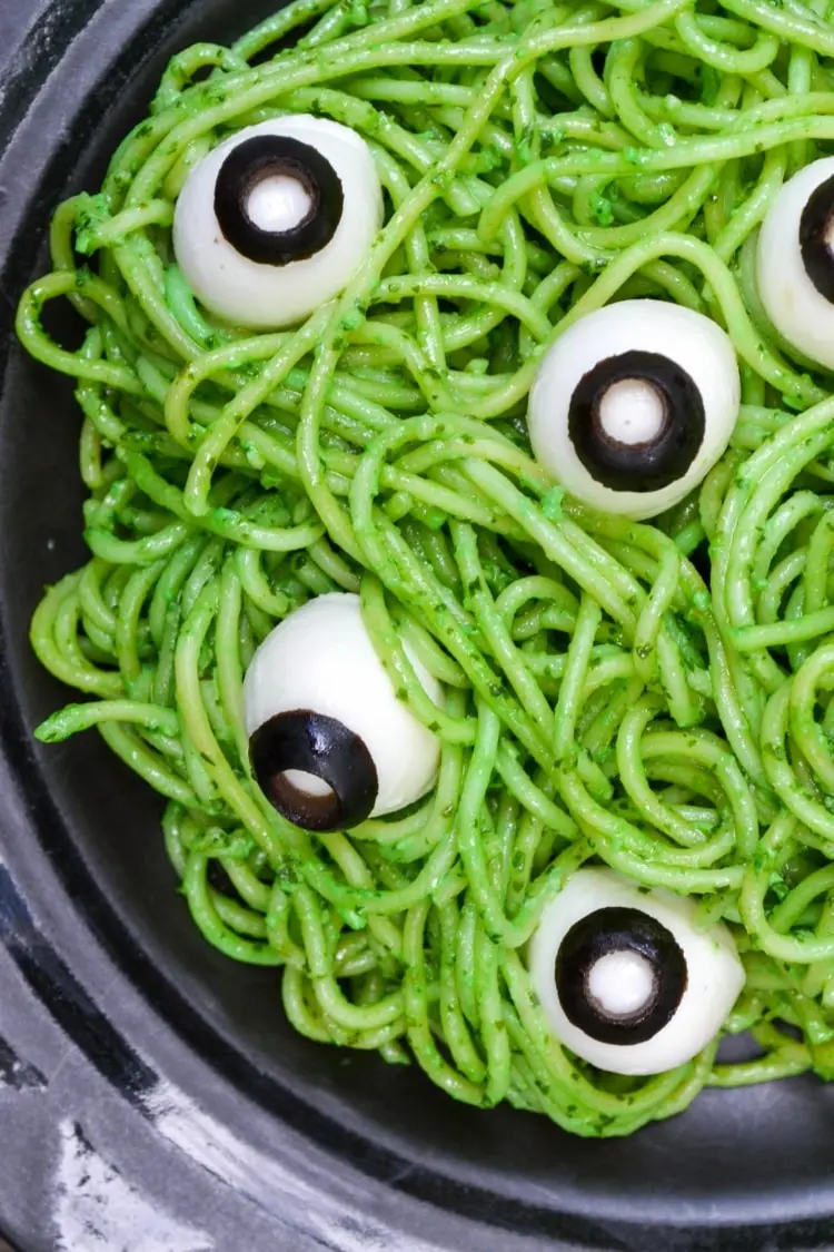 Halloween Spaghetti grün färben und mit Pesto und Mozzarella-Augen servieren
