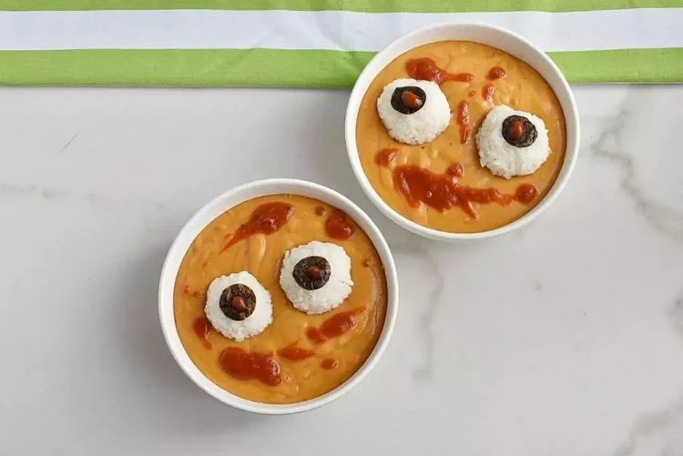 Halloween Suppe für Kinder mit Augen aus Reis