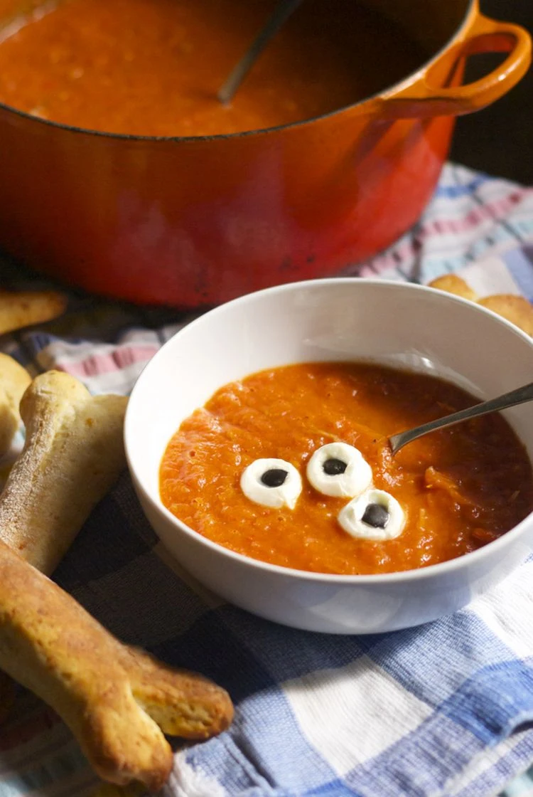 Halloween Suppe ohne Kürbis Tomatensuppe mit Mozzarella Augen