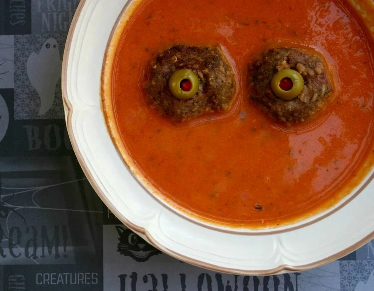 Halloween Suppenteller mit Tomatensuppe und Hackfleisch Augen