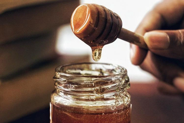 Halsentzündung Beschwerden lindern mit Hausmittel Honig