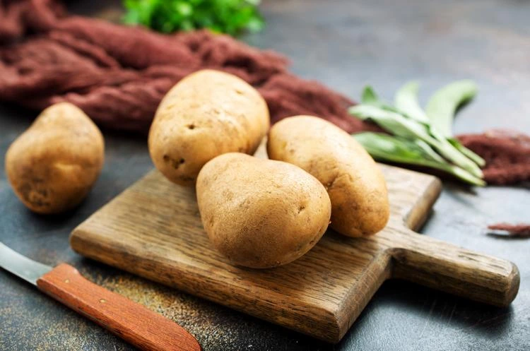 Halsschmerzen akut was hilft Kartoffel-Wickel selber machen