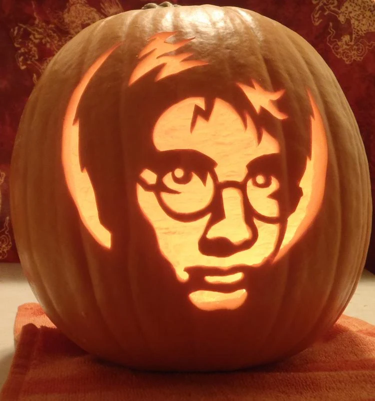 Harry Potter Gesicht Halloween Kürbis schnitzen