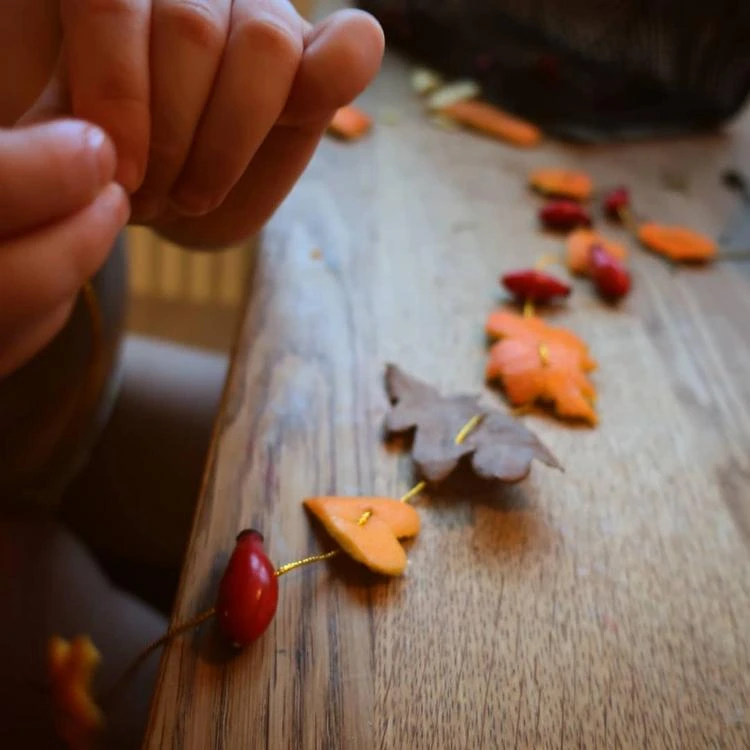 Herbst Girlande basteln mit Kindern aus Fimo und Hagebutten
