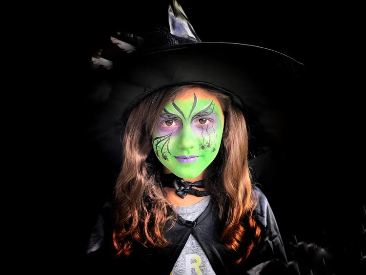 Hexe Kostüm und Schminke für Kinder zu Halloween