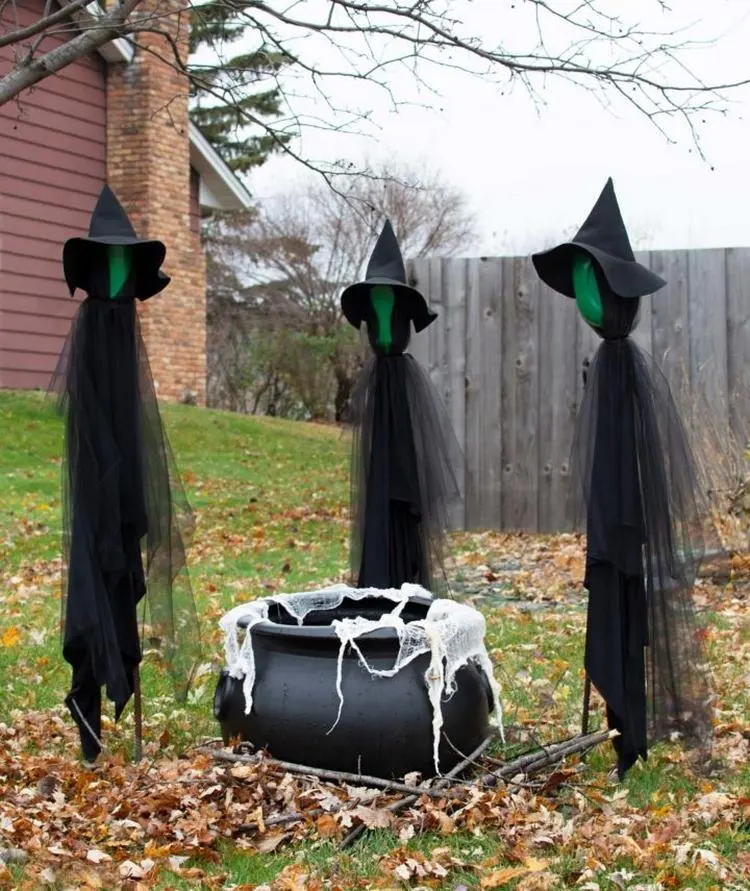 Hexen brauen Trank eine Halloween Deko Idee für draußen