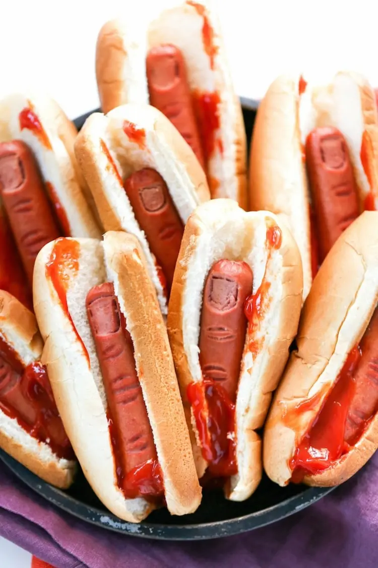 Idee fuer Hotdog mit Fingerwurst und Ketchup als Blut
