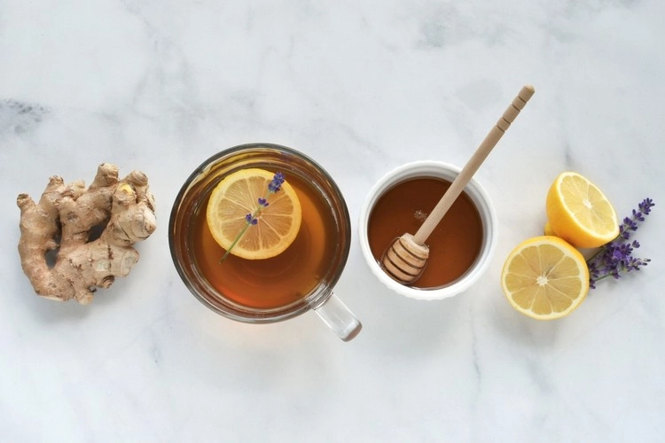 Ingwertee mit Zitrone und Honing
