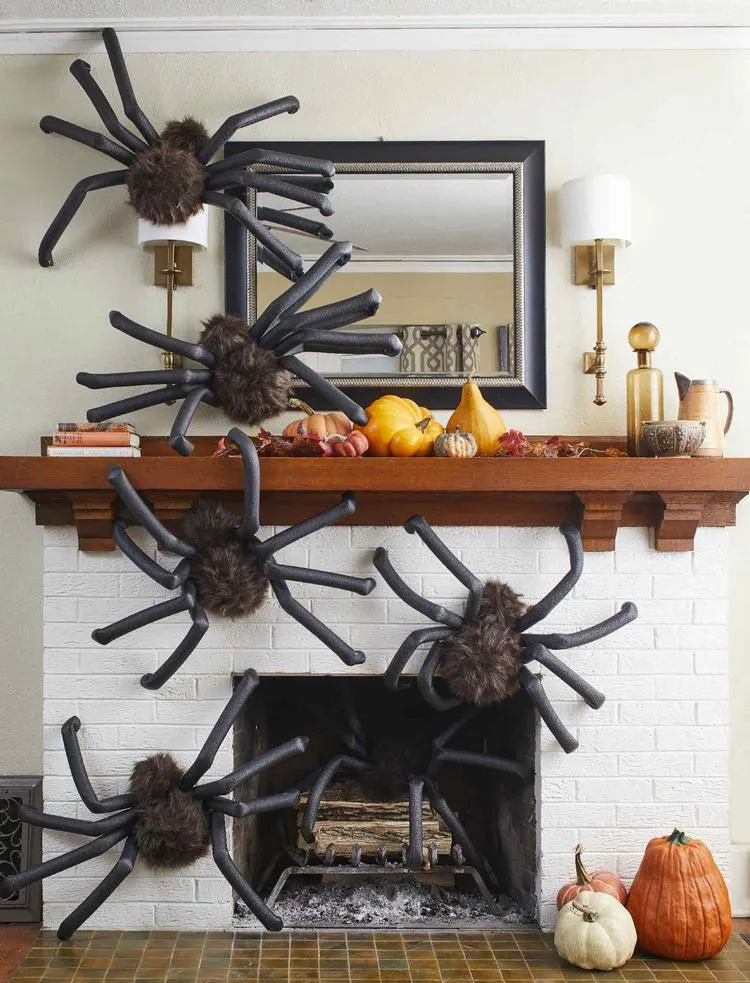 Kamin dekorieren mit DIY Riesenspinnen zu Halloween