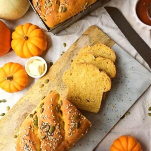 Kürbisbrot Rezept herzhaft mit Kürbiskernen und Samen dekoriert