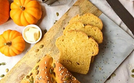 Kürbisbrot Rezept herzhaft mit Kürbiskernen und Samen dekoriert