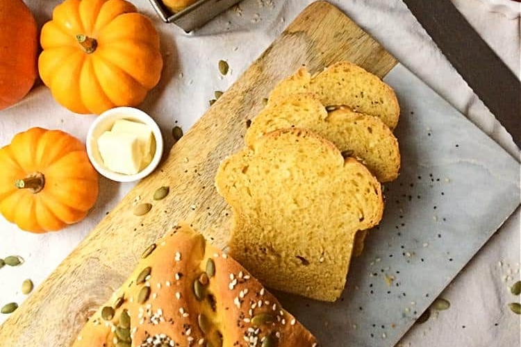 Kürbisbrot Rezept herzhaft mit Kürbiskernen und Samen dekoriert