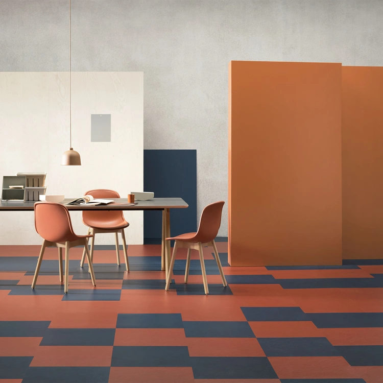 Küche im Retro Stil met nachhaltigem Boden aus Linoleum