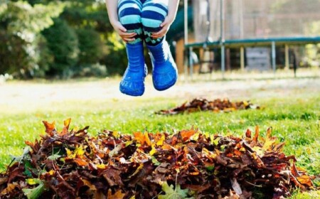Laub harken und in den Laubhaufen springen macht Kindern Spaß