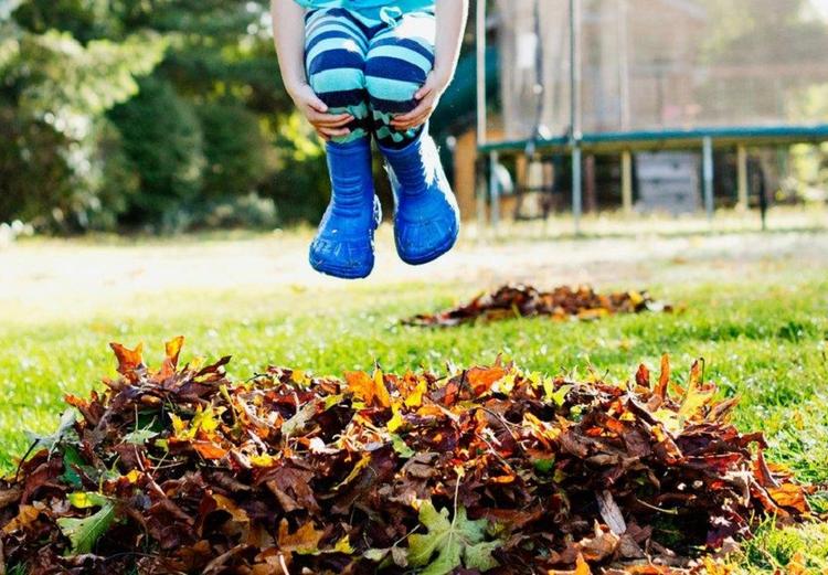 Laubharken Kann Freude Machen Mit Diesen Ideen Haben Kinder Und Eltern Spa An Der Gartenarbeit